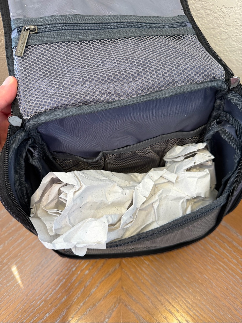 NWT Brookstone Gray Hanging Toiletry Bag - Picture 8 of 8